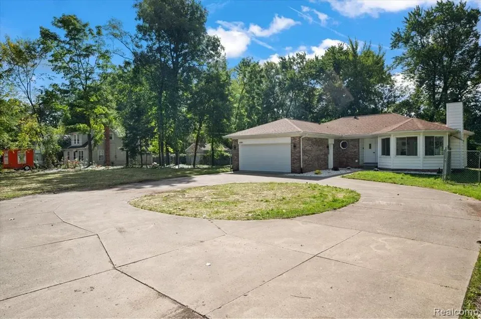 4 Bed 3 Bath Traditional Suburban Family Home in Troy, MI - 3