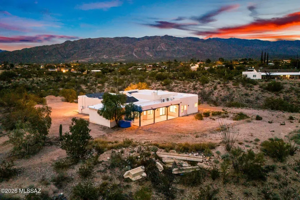 4 Bed 3 Bath Traditional Suburban Family Home in Tucson, AZ - 1