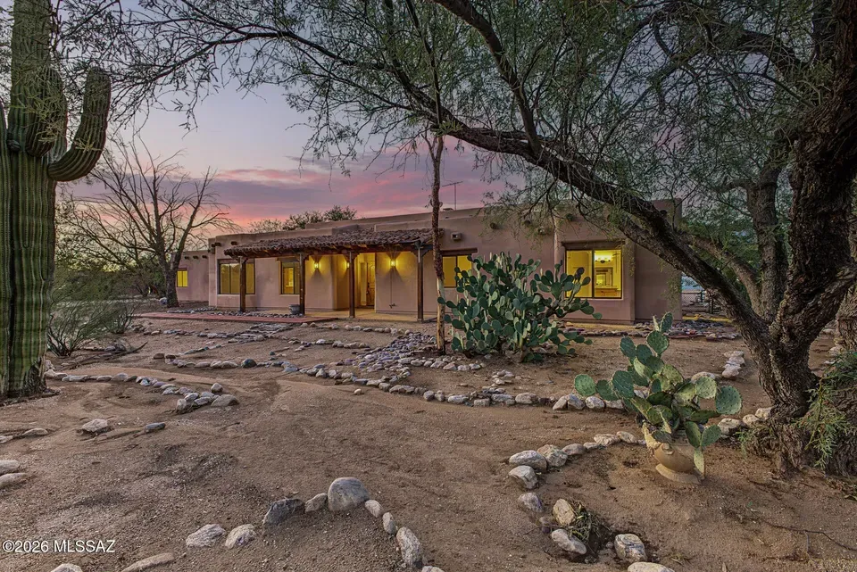 4 Bed 3 Bath Traditional Suburban Family Home in Tucson, AZ - 1