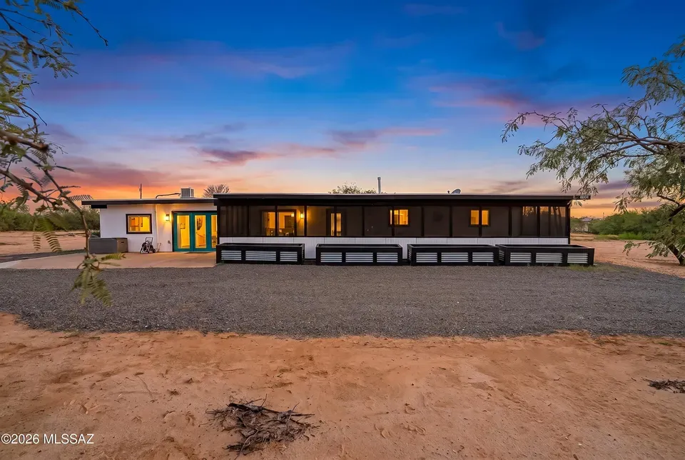 4 Bed 3 Bath Traditional Suburban Family Home in Tucson, AZ - 1