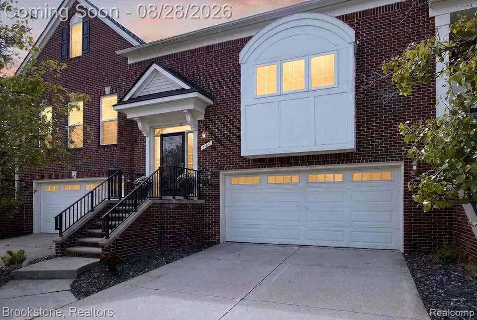 4 Bed 3 Bath Urban Residential Condo in Troy, MI - 1