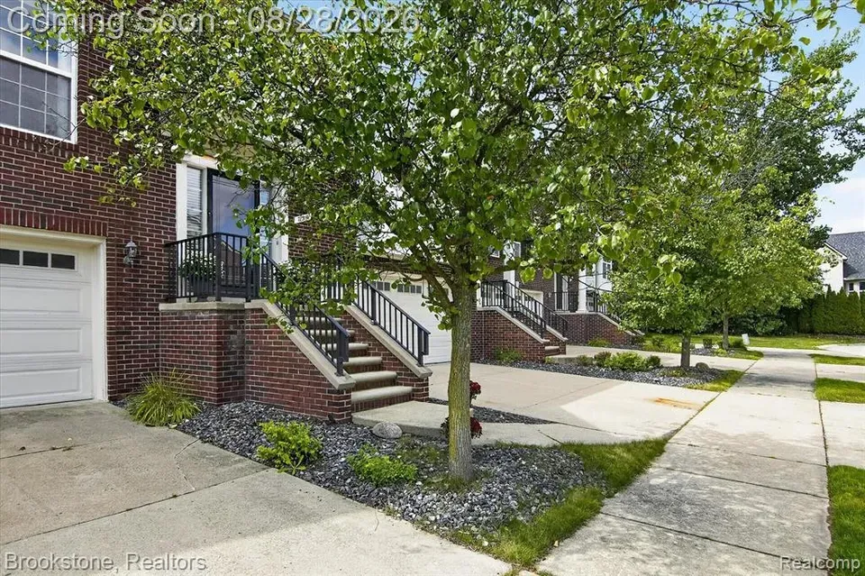 4 Bed 3 Bath Urban Residential Condo in Troy, MI - 2