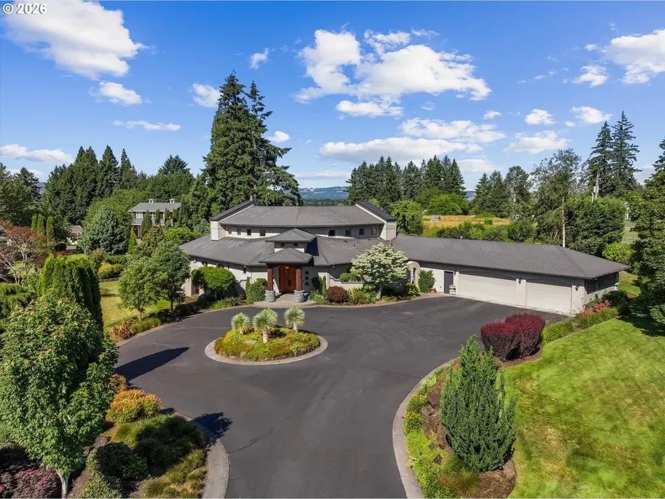 4 Bed 4 Bath Established Contemporary Home in Beaverton, OR