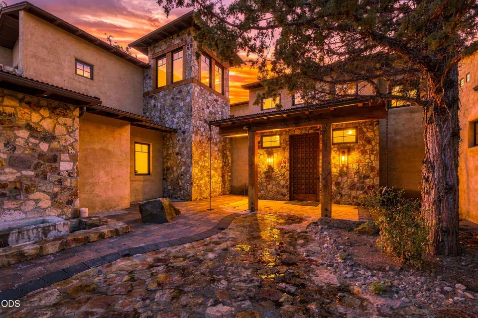 4 Bed 4 Bath Established Contemporary Home in Bend, OR - 1