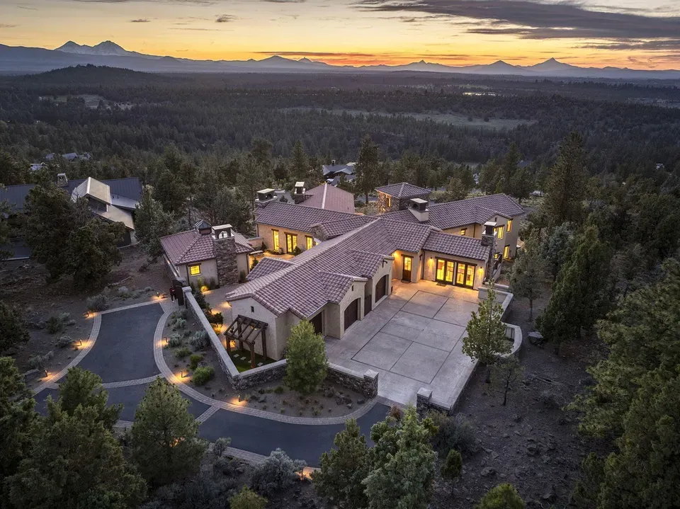 4 Bed 4 Bath Established Contemporary Home in Bend, OR