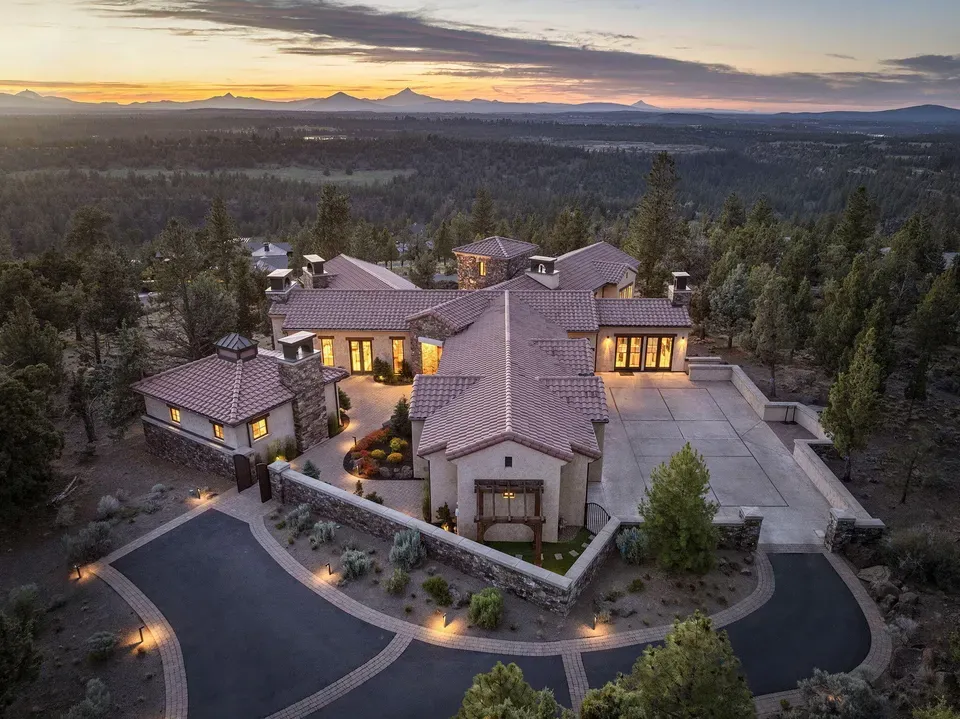 4 Bed 4 Bath Established Contemporary Home in Bend, OR - 2