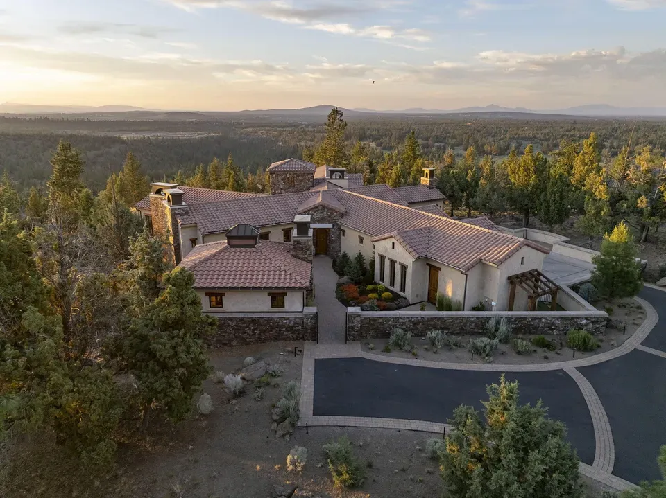 4 Bed 4 Bath Established Contemporary Home in Bend, OR - 3