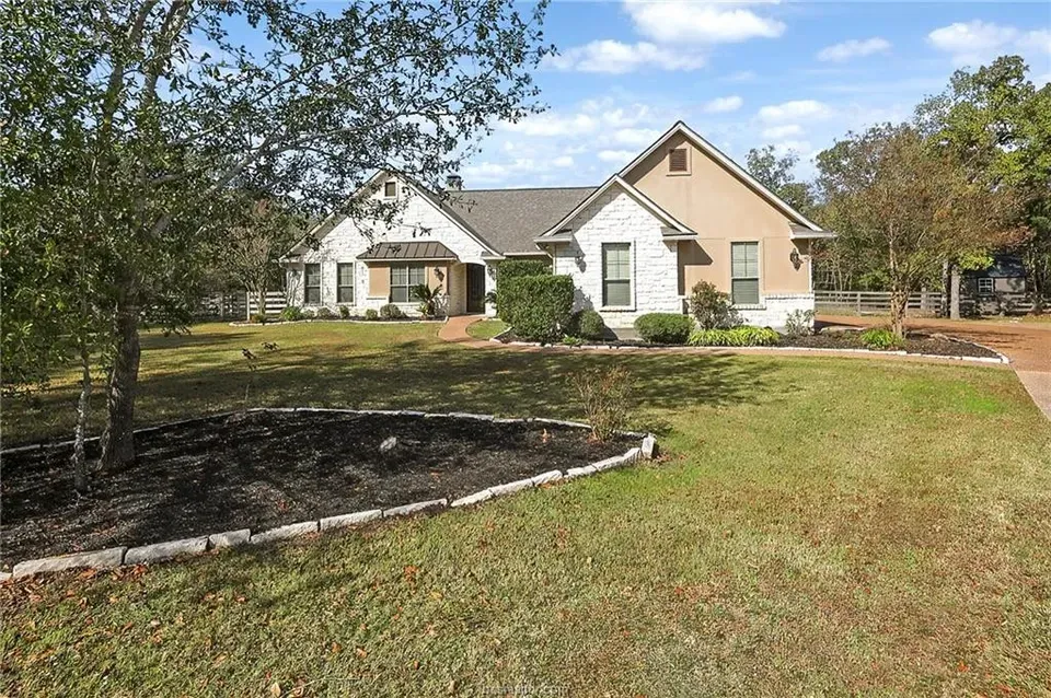 4 Bed 4 Bath Established Contemporary Home in College Station, TX - 3