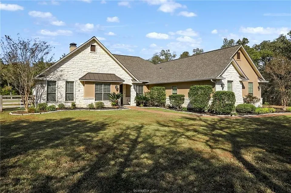 4 Bed 4 Bath Established Contemporary Home in College Station, TX - 4