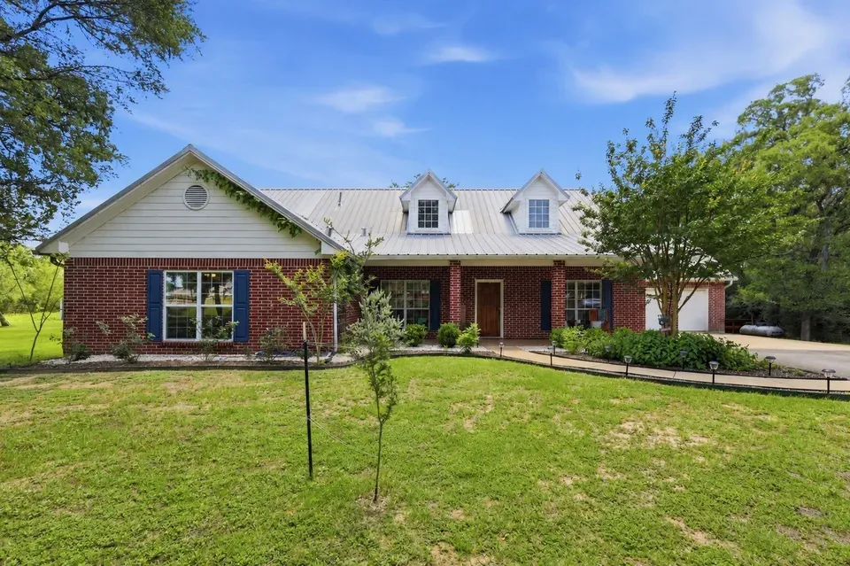 4 Bed 4 Bath Established Contemporary Home in College Station, TX