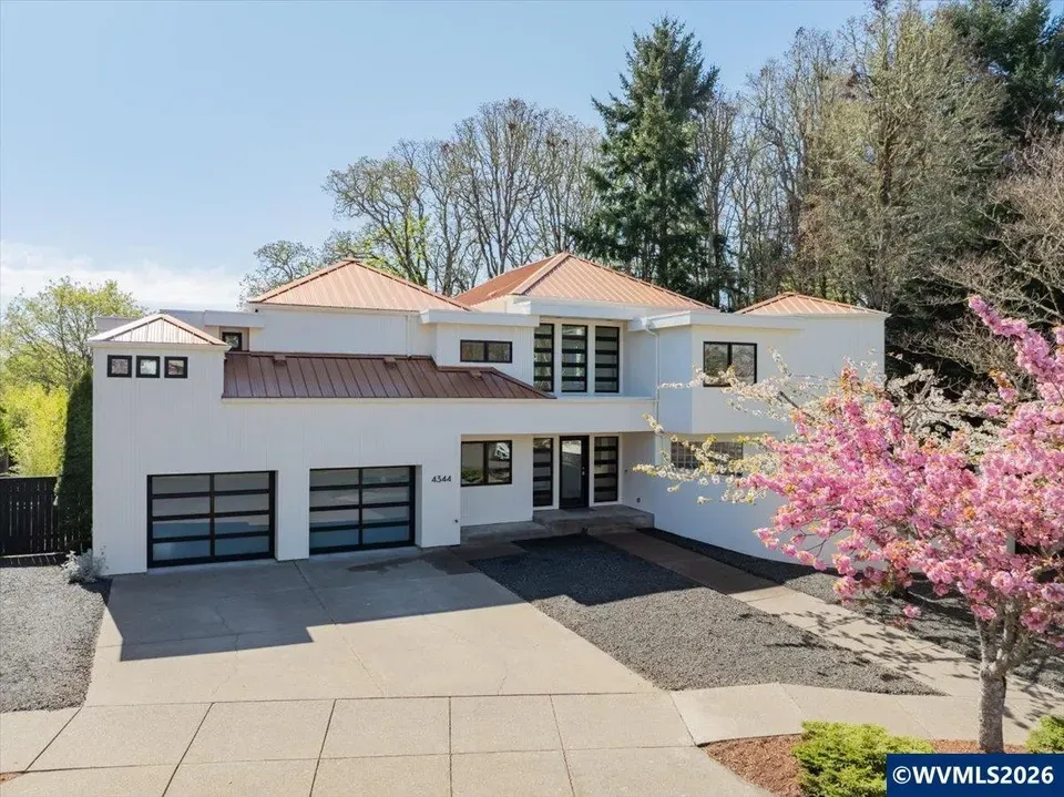 4 Bed 4 Bath Established Contemporary Home in Corvallis, OR