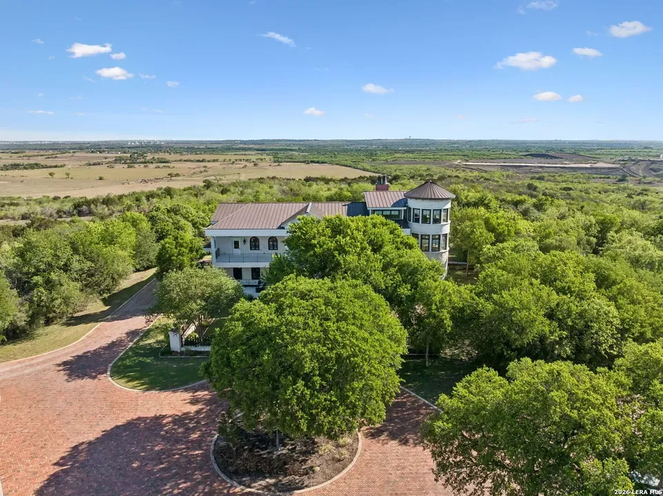 4 Bed 4 Bath Established Contemporary Home in New Braunfels, TX - 2
