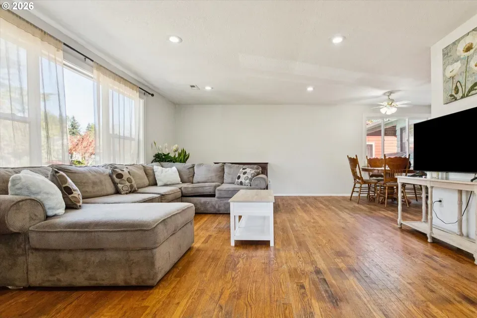 4 Bed 4 Bath Established Multi-Level Townhouse in Beaverton, OR - 3