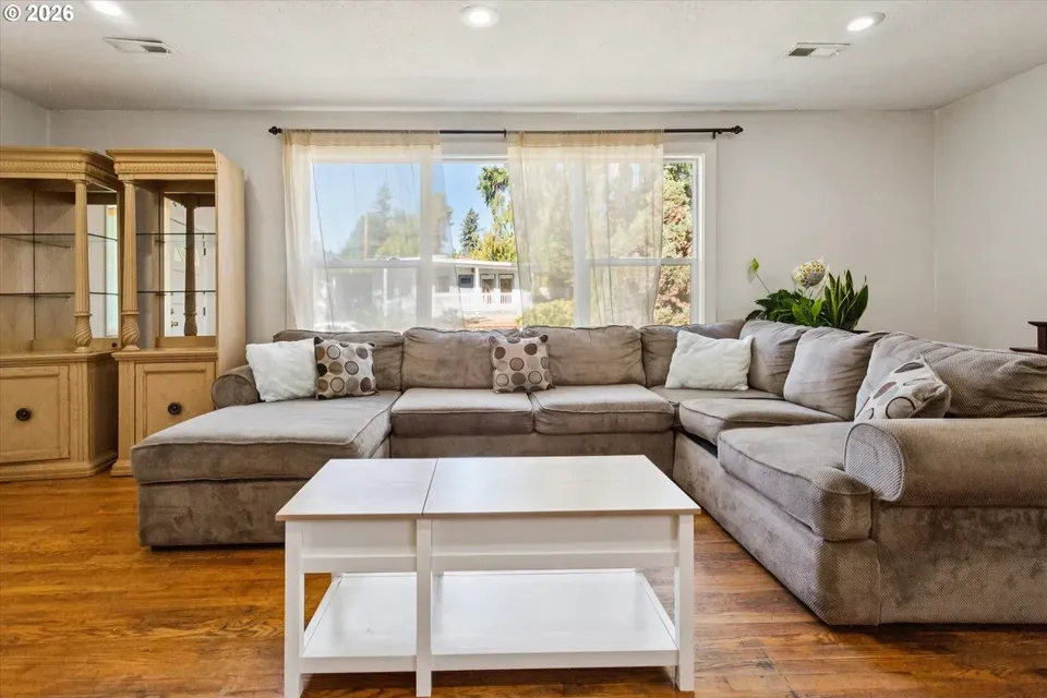 4 Bed 4 Bath Established Multi-Level Townhouse in Beaverton, OR - 4