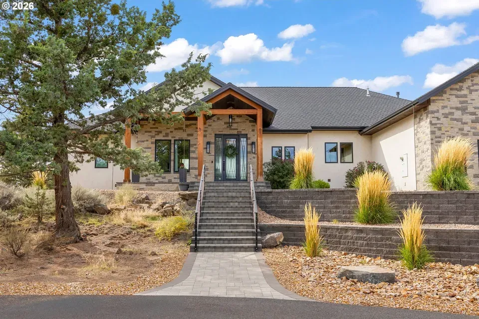 4 Bed 4 Bath Modern Architectural Estate in Bend, OR