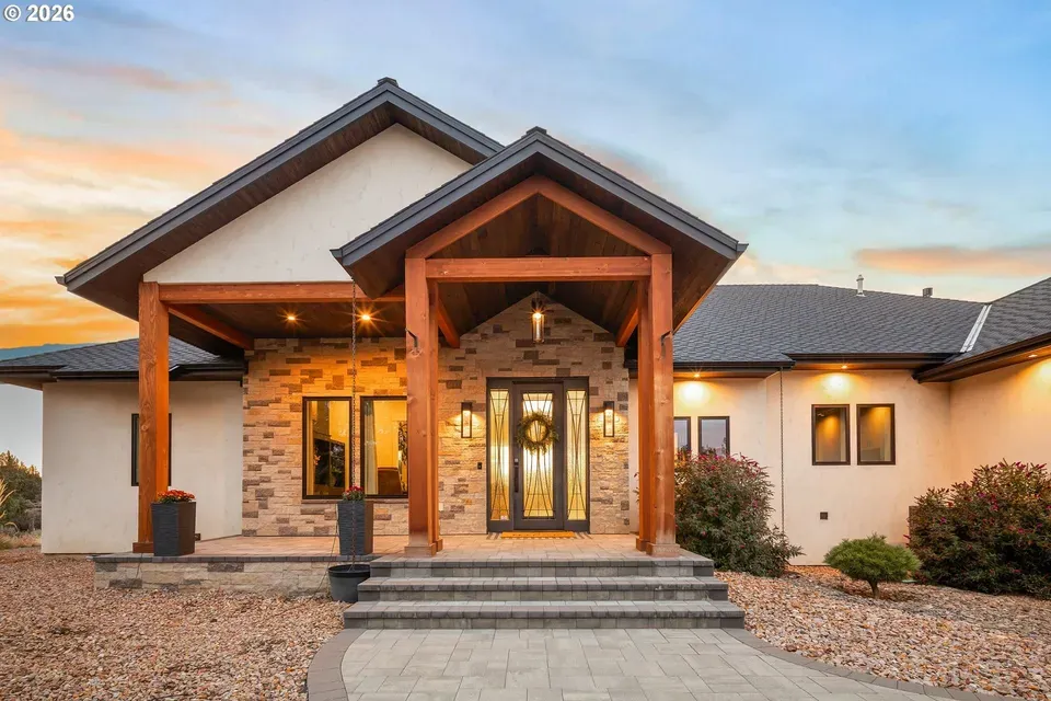 4 Bed 4 Bath Modern Architectural Estate in Bend, OR - 2