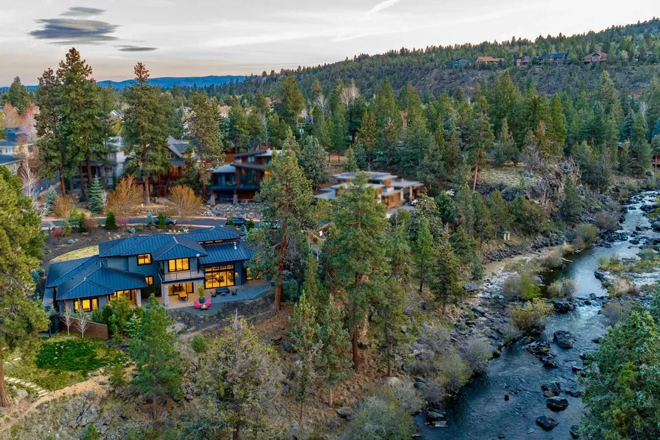 4 Bed 4 Bath Modern Architectural Estate in Bend, OR