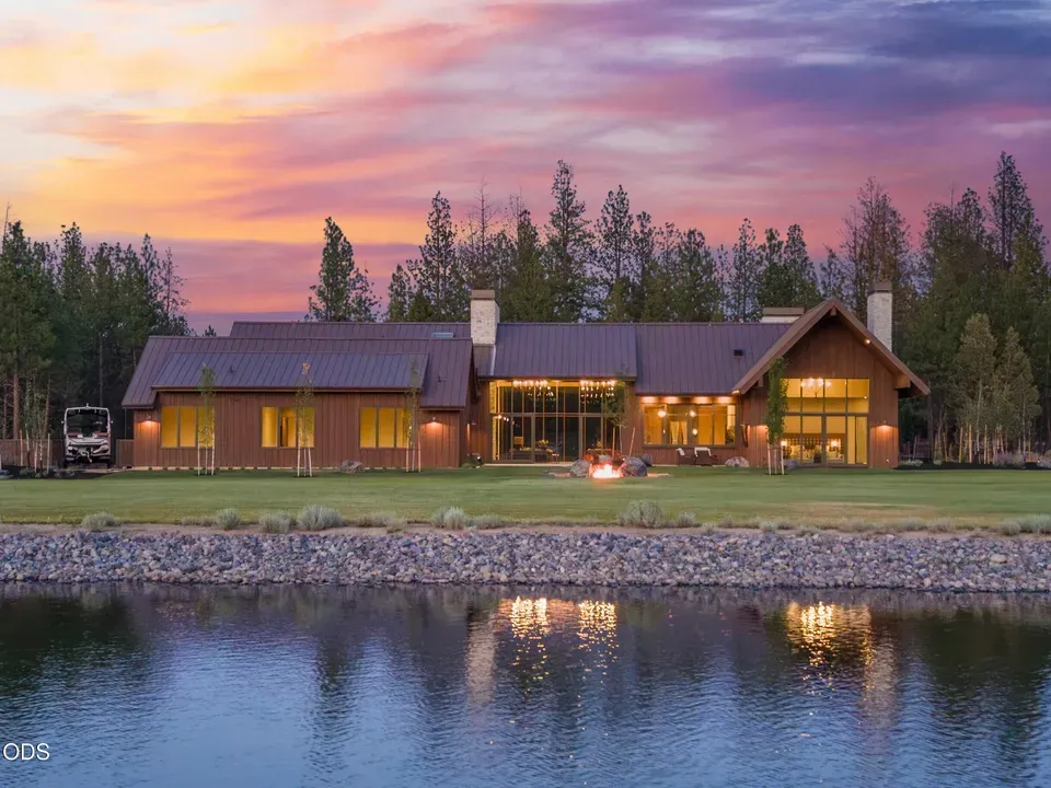 4 Bed 4 Bath Modern Architectural Estate in Bend, OR