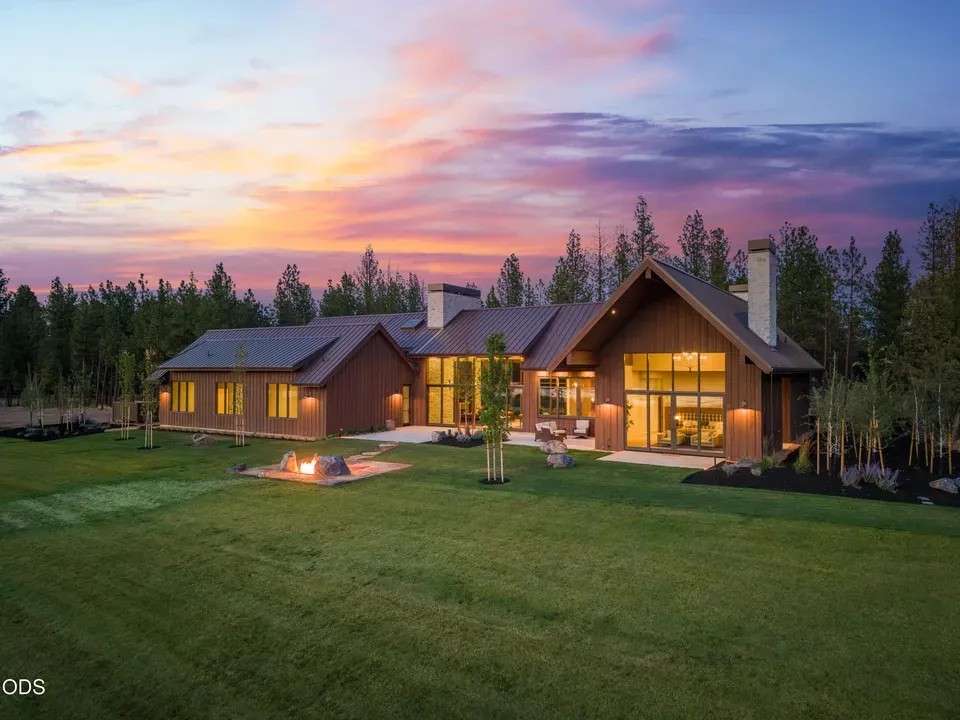 4 Bed 4 Bath Modern Architectural Estate in Bend, OR - 2