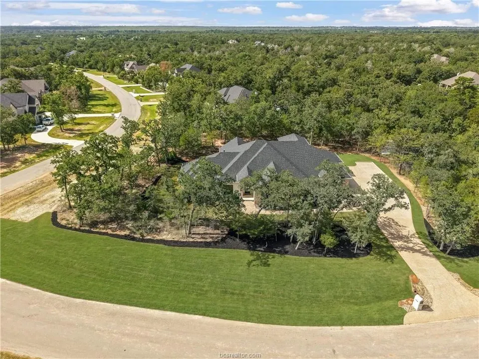 4 Bed 4 Bath Modern Architectural Estate in College Station, TX - 2