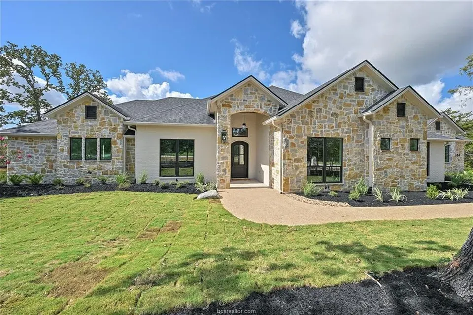 4 Bed 4 Bath Modern Architectural Estate in College Station, TX - 3