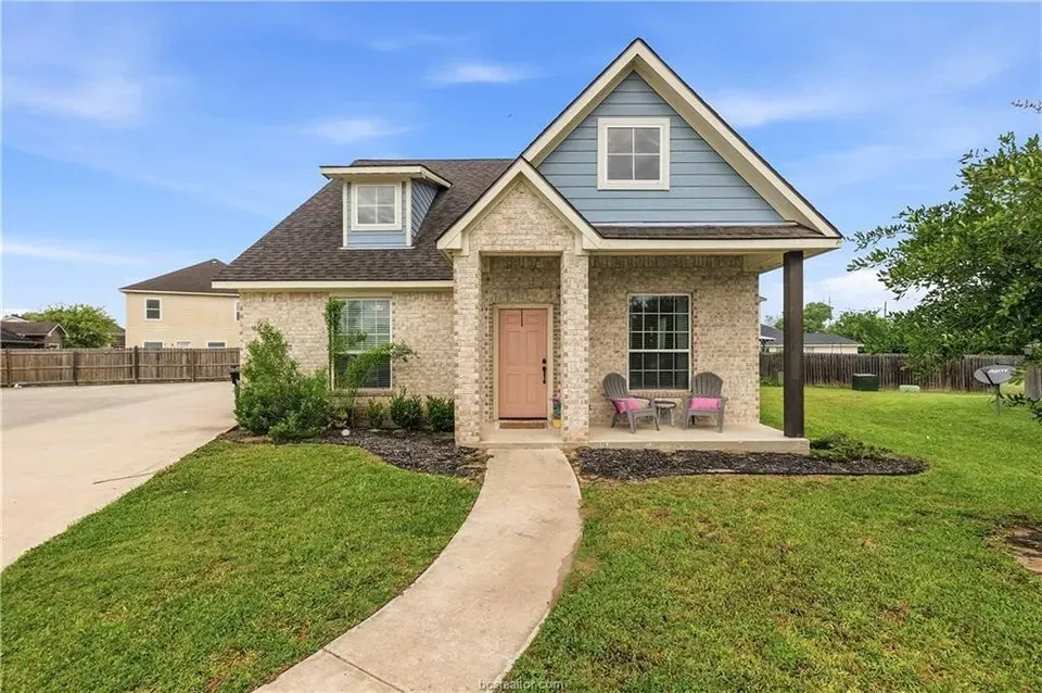 4 Bed 4 Bath Modern Contemporary Residence in College Station, TX - 1