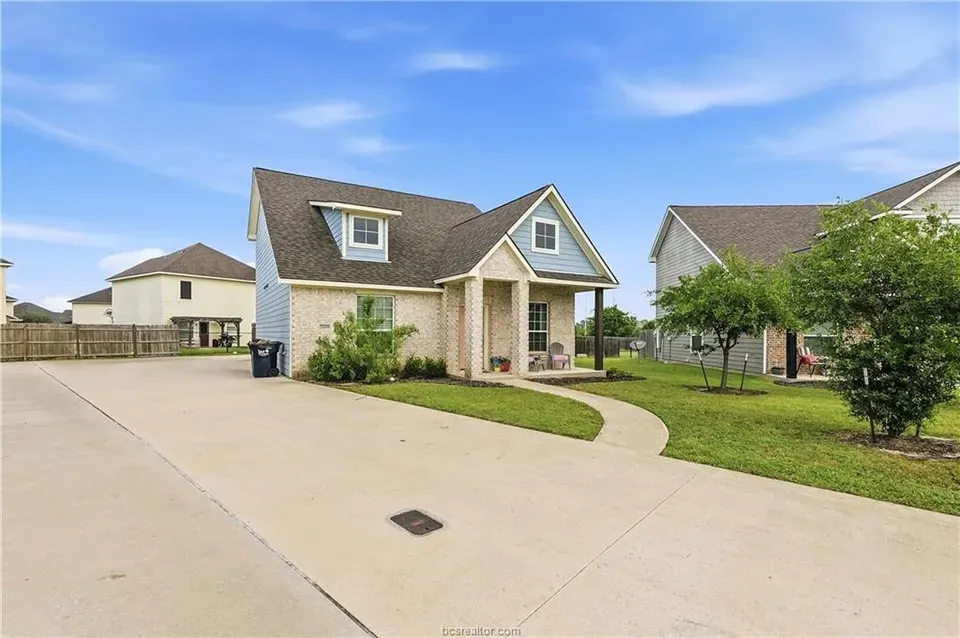 4 Bed 4 Bath Modern Contemporary Residence in College Station, TX - 2
