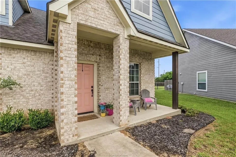 4 Bed 4 Bath Modern Contemporary Residence in College Station, TX - 3