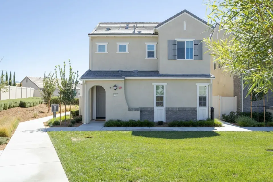 4 Bed 4 Bath Modern Contemporary Residence in Temecula, CA