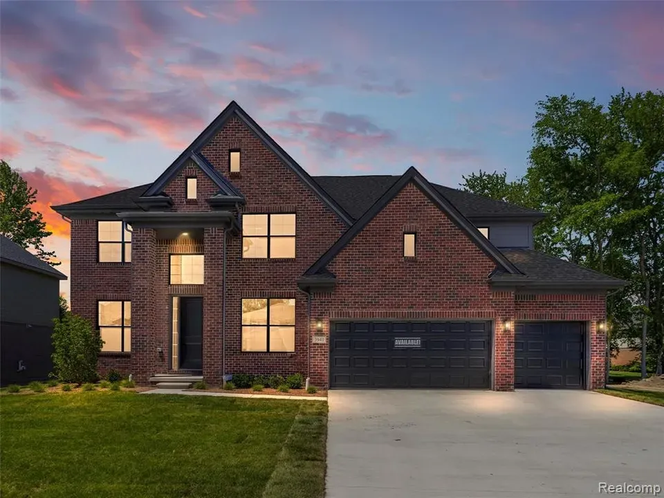 4 Bed 4 Bath Modern Contemporary Residence in Troy, MI
