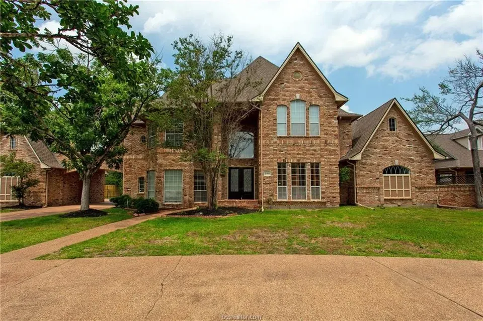 4 Bed 4 Bath Traditional Suburban Family Home in College Station, TX
