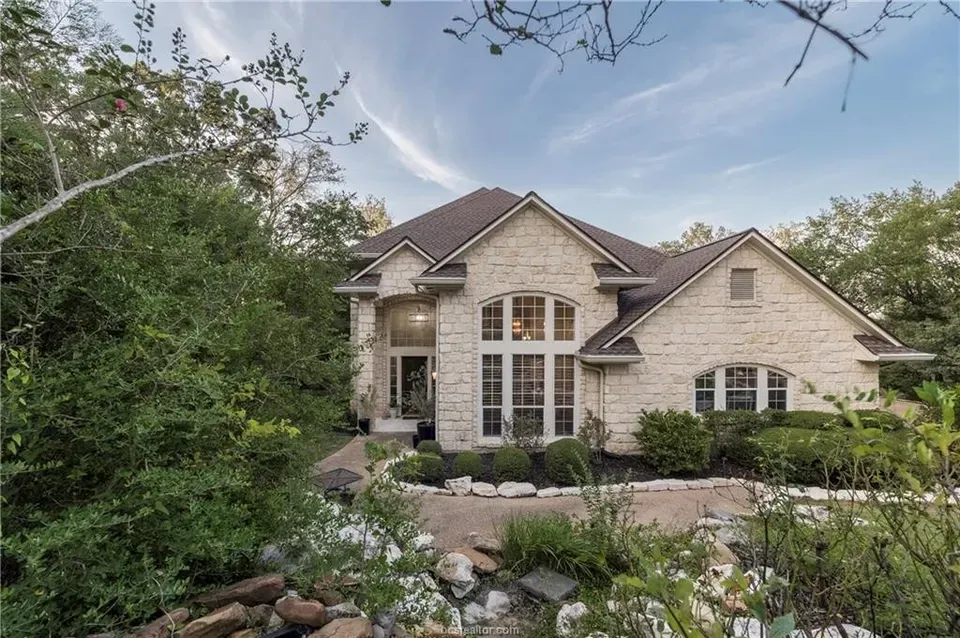 4 Bed 4 Bath Traditional Suburban Family Home in College Station, TX - 1