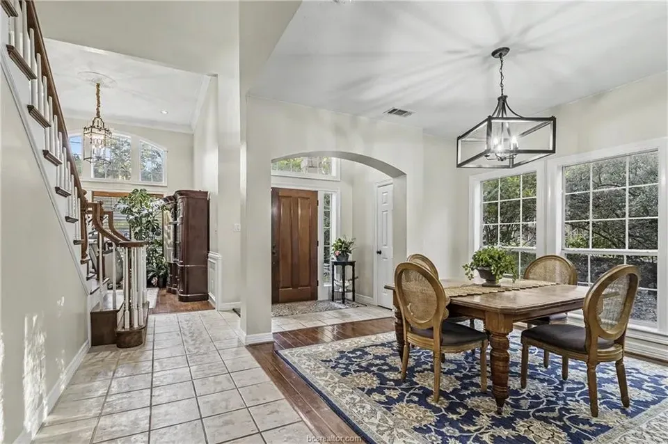 4 Bed 4 Bath Traditional Suburban Family Home in College Station, TX - 2