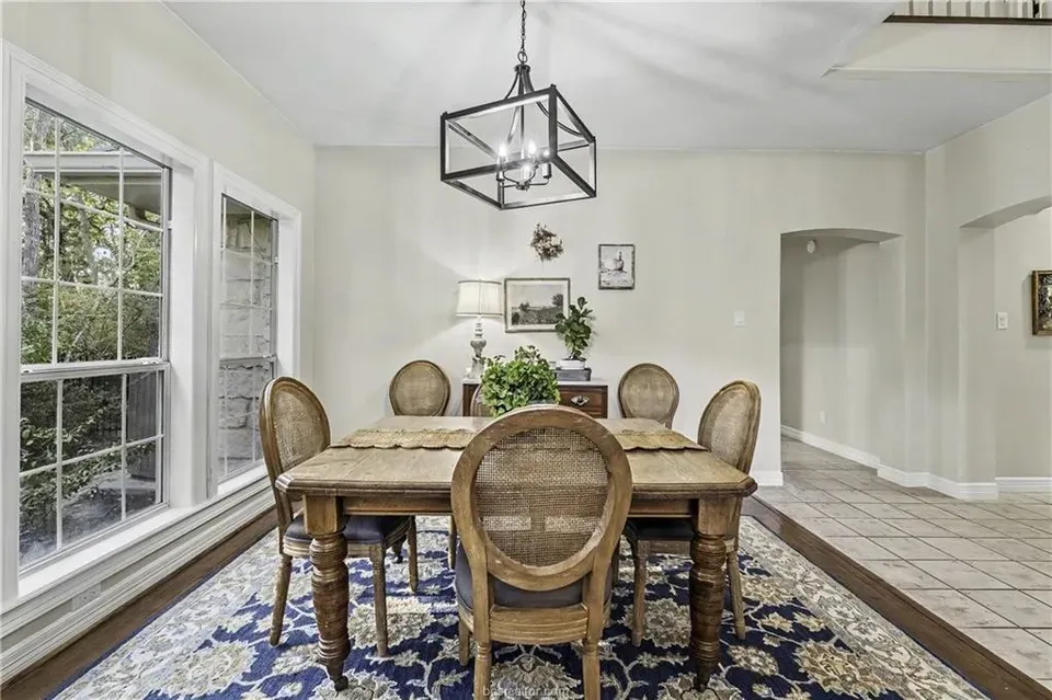 4 Bed 4 Bath Traditional Suburban Family Home in College Station, TX - 3