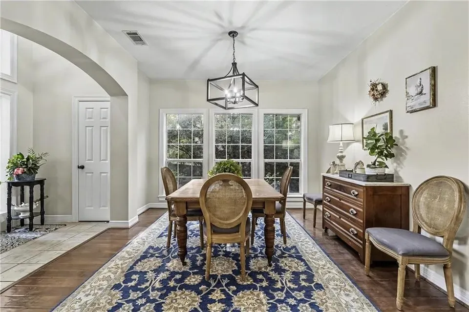4 Bed 4 Bath Traditional Suburban Family Home in College Station, TX - 5