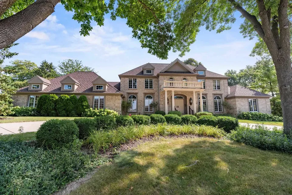 4 Bed 4 Bath Traditional Suburban Family Home in Green Bay, WI - 1