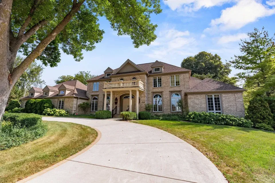 4 Bed 4 Bath Traditional Suburban Family Home in Green Bay, WI - 3