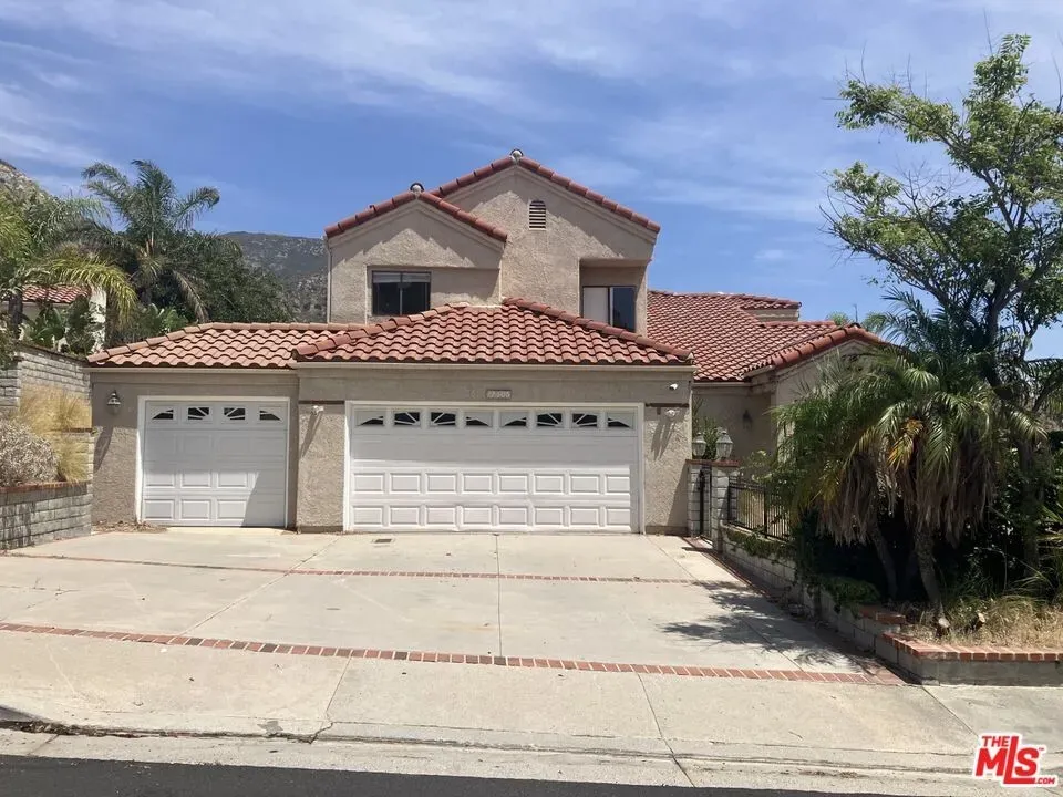 4 Bed 4 Bath Traditional Suburban Family Home in Los Angeles, CA - 1