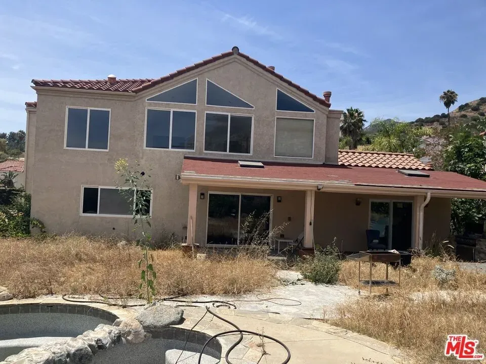 4 Bed 4 Bath Traditional Suburban Family Home in Los Angeles, CA - 2