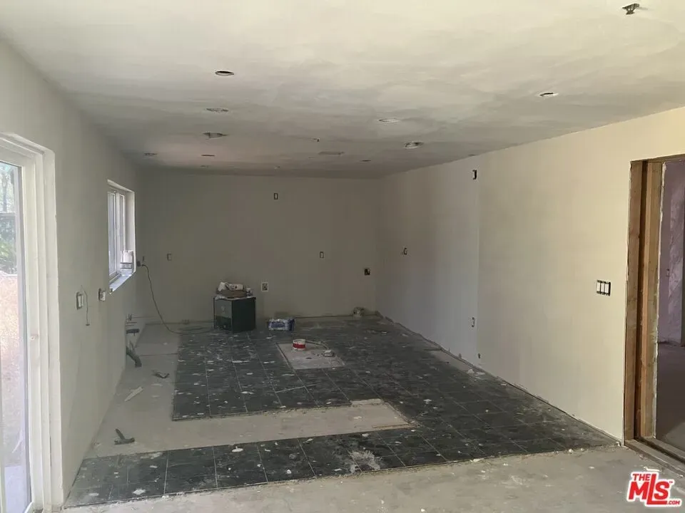 4 Bed 4 Bath Traditional Suburban Family Home in Los Angeles, CA - 3