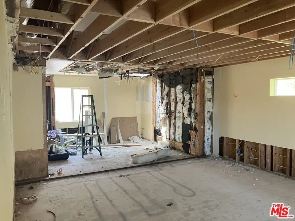 4 Bed 4 Bath Traditional Suburban Family Home in Los Angeles, CA - 4