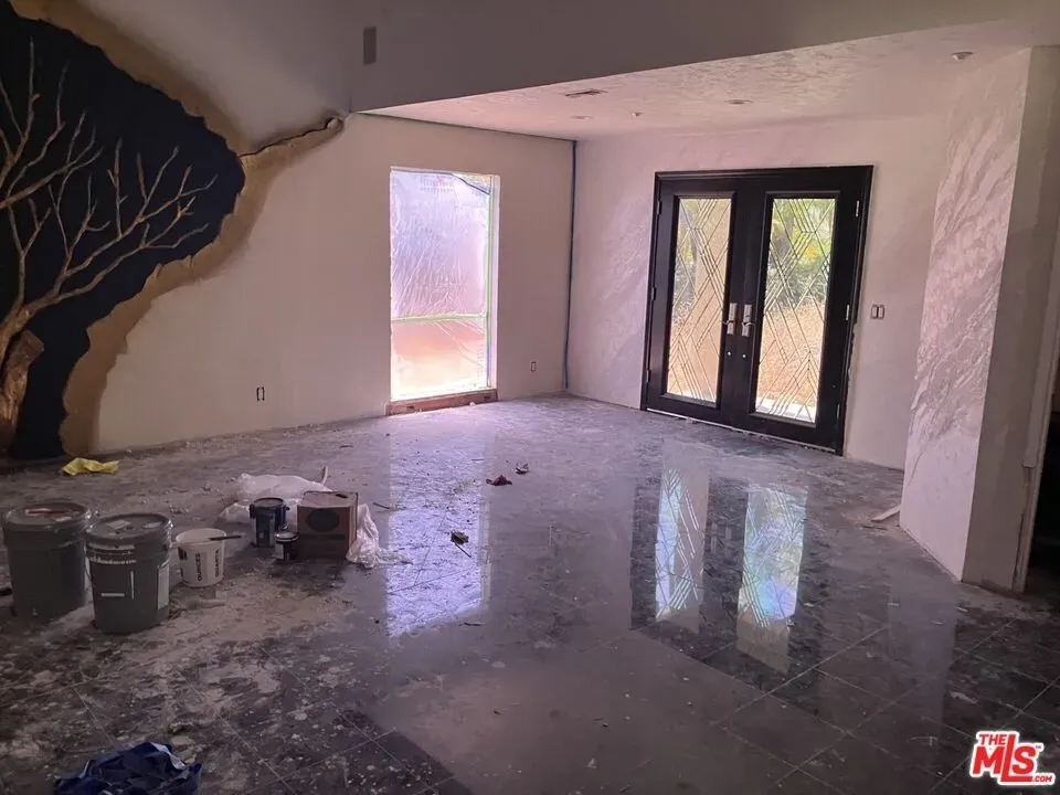 4 Bed 4 Bath Traditional Suburban Family Home in Los Angeles, CA - 5
