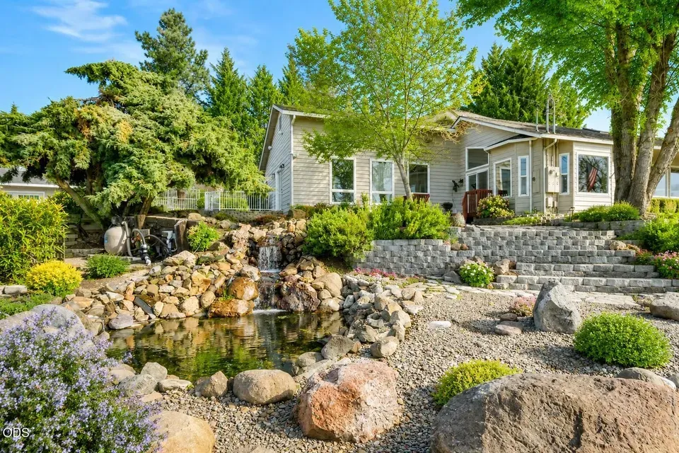 4 Bed 4 Bath Traditional Suburban Family Home in Medford, OR - 2