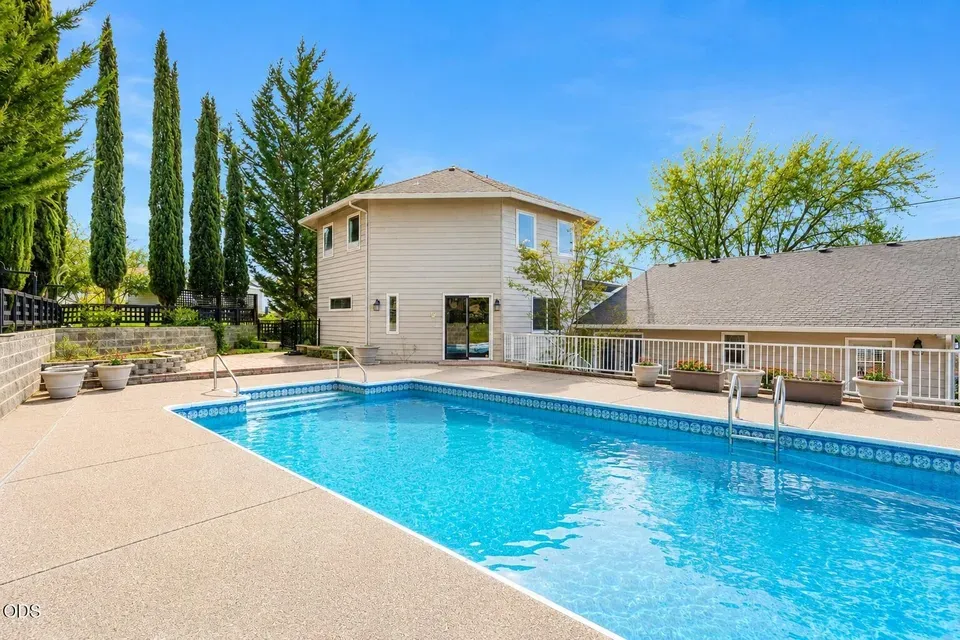 4 Bed 4 Bath Traditional Suburban Family Home in Medford, OR - 3