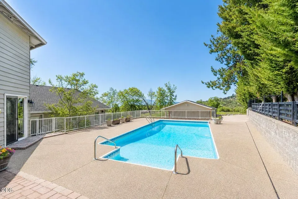 4 Bed 4 Bath Traditional Suburban Family Home in Medford, OR - 4