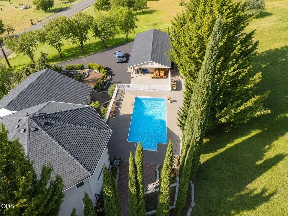 4 Bed 4 Bath Traditional Suburban Family Home in Medford, OR - 5