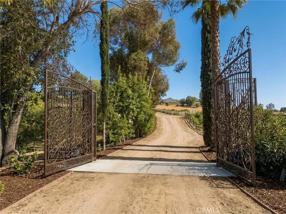 4 Bed 4 Bath Traditional Suburban Family Home in Temecula, CA