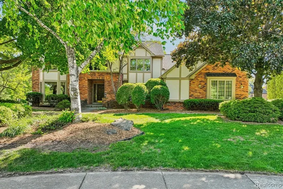 4 Bed 4 Bath Traditional Suburban Family Home in Troy, MI
