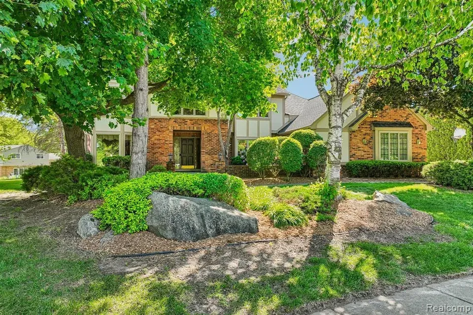 4 Bed 4 Bath Traditional Suburban Family Home in Troy, MI - 2