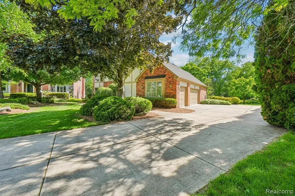 4 Bed 4 Bath Traditional Suburban Family Home in Troy, MI - 3
